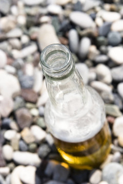 在陽光下的海灘上的啤酒