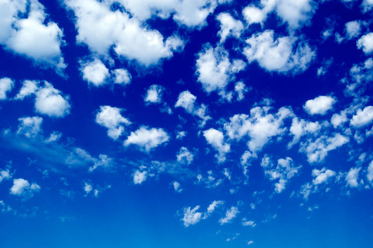 天空。