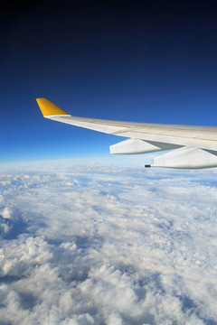 飛機(jī)機(jī)翼上空烏云密布