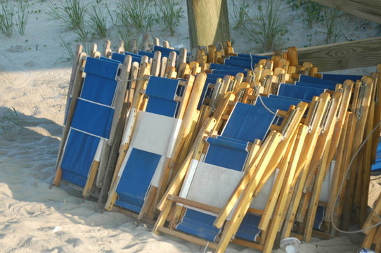 堆疊的沙灘椅
