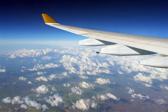 飛機(jī)機(jī)翼上空烏云密布
