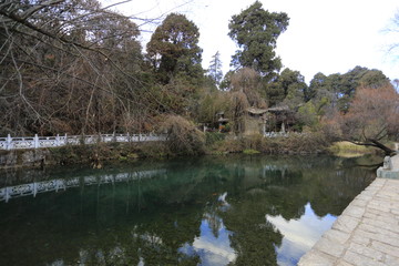 麗江束河古鎮(zhèn) 龍泉寺 九鼎龍?zhí)? style=