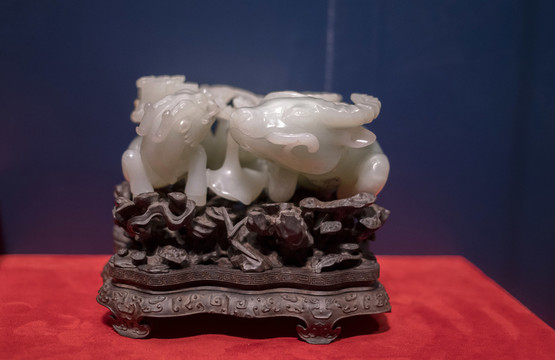 青玉麒麟獻瑞臥牛