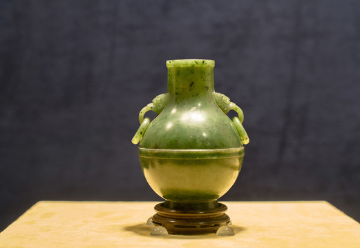 碧玉獸耳活環(huán)光素小尊