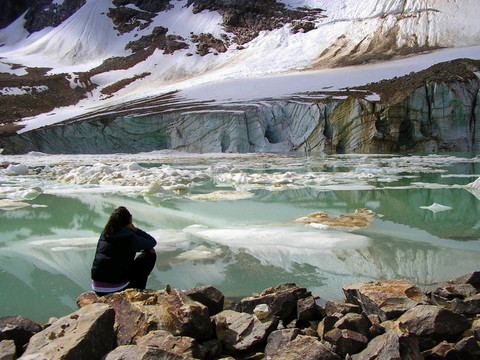 坐在Cavell Pond