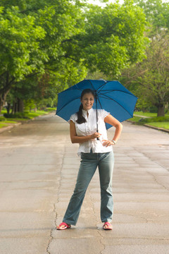 女人抱著umbrella1