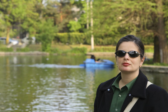 女人在公園