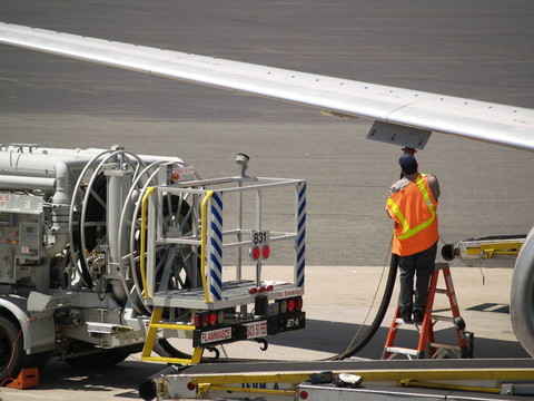 男人加油飛機(jī)