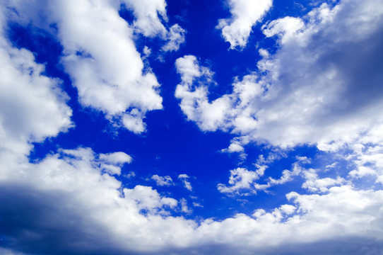 天空和白云。