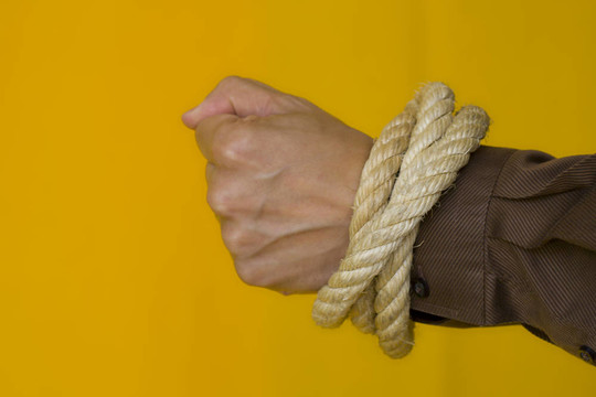 被俘虜?shù)哪腥? style=