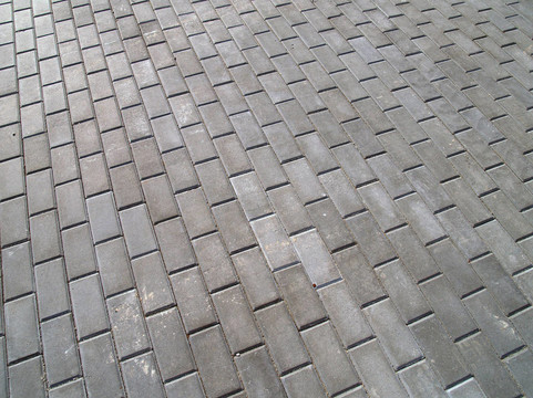 灰色的人行道上