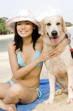 和狗在Beach的女孩