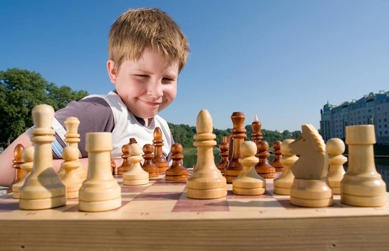 男孩下棋
