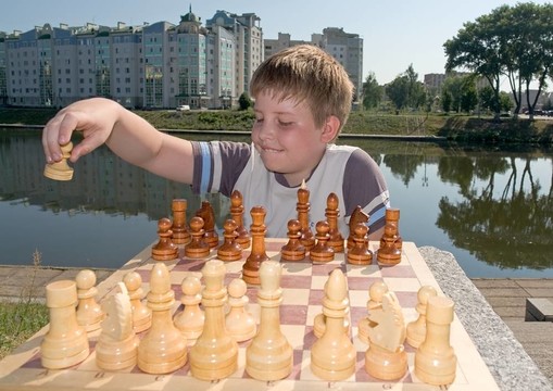 男孩下棋