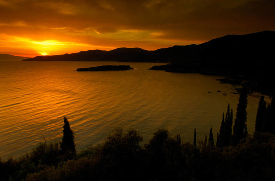 金色的夕陽在Kardamil