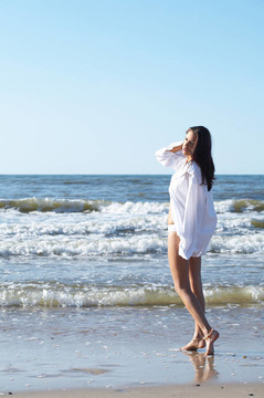 海邊美麗的女人