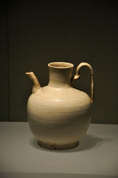 白釉瓷器