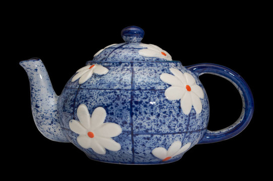 黑色背景上的藍色茶壺