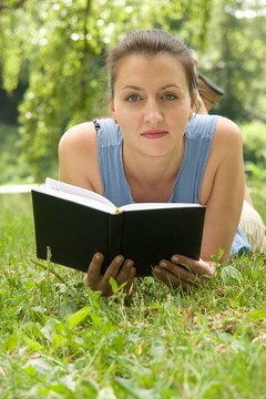 女孩讀這本書