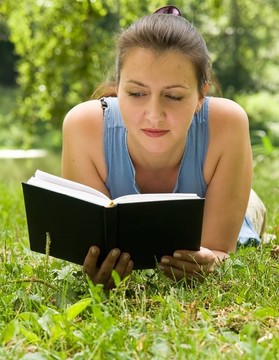 女孩讀這本書