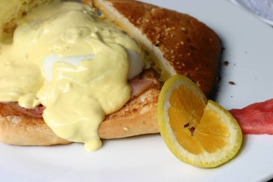 Eggs Benedict的早餐