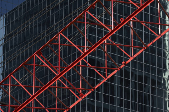在辦公樓前的紅construktion CRAN R03