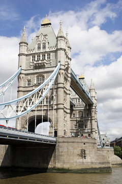 塔橋從管家碼頭英國倫敦英國七月2007