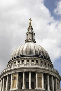 圣保羅大教堂的穹頂從英國倫敦英格蘭的大炮街于2007七月拍攝