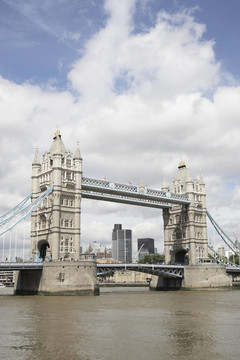 塔橋從管家碼頭英國倫敦英國七月2007