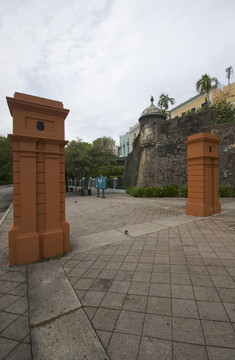 在Paseo de la普林塞薩港入口