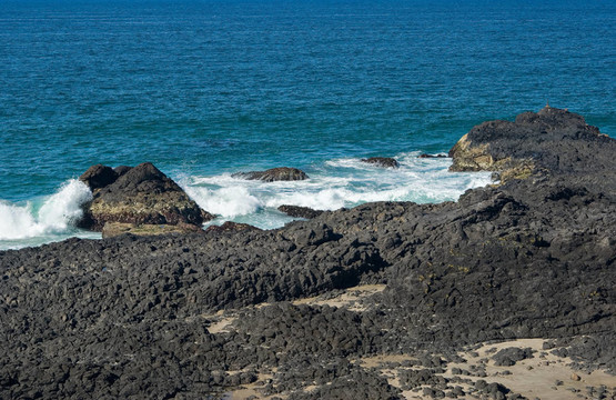 海浪和巖石