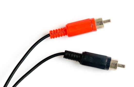 紅色和白色的RCA電纜