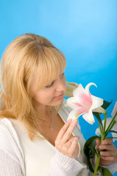 女人與madonna lily