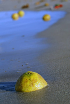 海灘上的檸檬