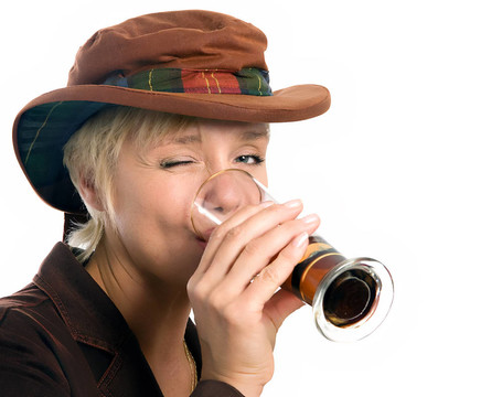 喝黑啤酒的女人