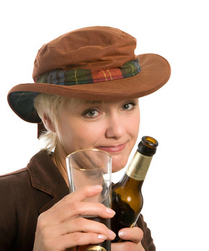 戴著啤酒瓶帽子的金發(fā)女人
