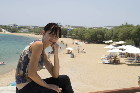 迷人的年輕女子海灘