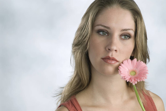 帶花的年輕女人