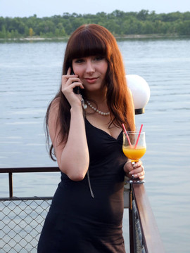 雞尾酒是移動phone2女孩