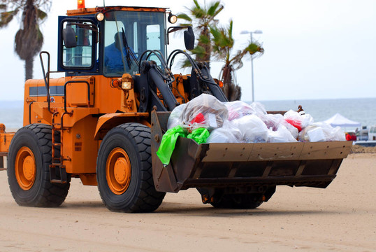 在Beach垃圾cleanuo