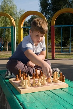 男孩下棋
