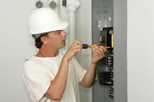 電工安裝斷路器