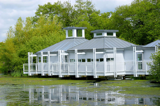 夏季湖邊住宅