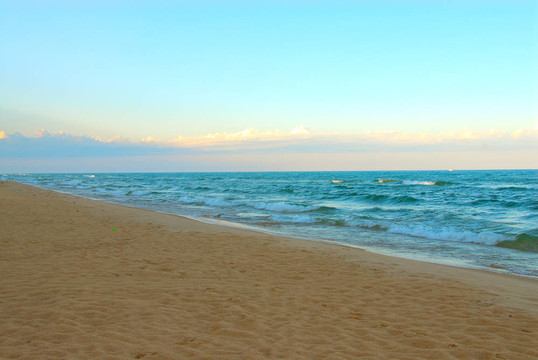 夏日的日出在海灘上荒蕪的海灘