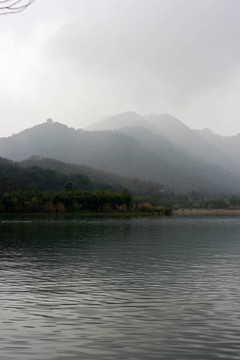 湖和山