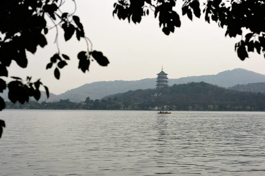 湖和塔