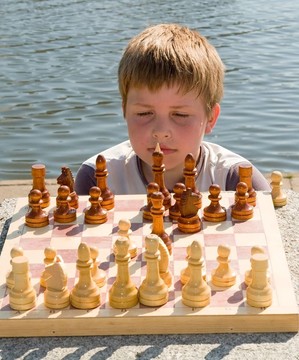 男孩下棋