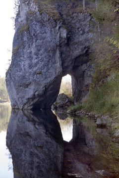 國(guó)家儲(chǔ)備鹿流巖多孔的石頭