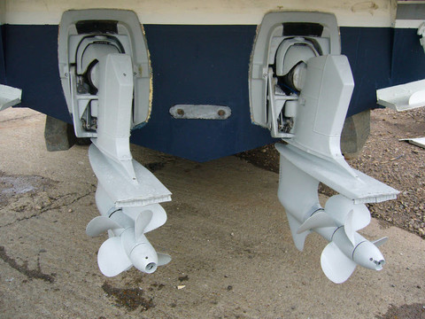 雙outdrives antifouled