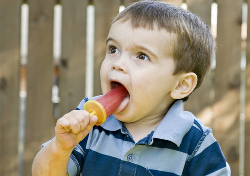 孩子吃Popsicle